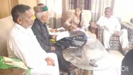 बद्दी: छोटे चकोता धारक किसानों की विभिन्न समस्याओं को लेकर प्रदेश लघु किसान कल्याण एकता संघ ने बद्दी में की बैठक