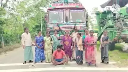 దంతాలపల్లి: తడిసిన ధాన్యాన్ని కొనుగోలు చేయాలని పెద్ద ముప్పారం కొనుగోలు కేంద్రంలో రైతులు ఆందోళన