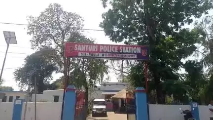 সাঁতুড়ি: অবৈধভাবে দেশি মদ মজুত ও বিক্রির অভিযোগে এক ব্যক্তিকে গ্রেফতার করল শাঁতুড়ি থানার পুলিশ