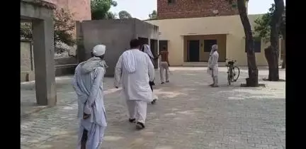 बागपत: सरूरपुर गांव में पशुओं के उपचार के लिए किसानों को उठानी पड़ रही परेशान#jansmsya