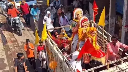 सैदपुर: जनप्रतिनिधियों की उपेक्षा से क्षुब्ध होकर सादात स्थित अति प्राचीन डीह बाबा मंदिर के जीर्णोद्धार के लिए नगरवासी आगे आए