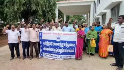 சிங்கம்புனரி: ஊராட்சி ஒன்றிய அலுவலக வாயிலில் அங்கன்வாடி ஓய்வூதியர் சங்கத்தின் சார்பில் கண்டன ஆர்ப்பாட்டம்