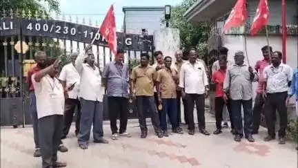 திருவொற்றியூர்: சென்னை மணலி 400 மெகாவாட் மின் நிலையத்தில் உத்தரபிரதேச மின்வாரிய ஊழியர்களுக்கு ஆதரவாக ஆர்ப்பாட்டம்