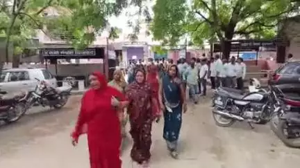 छोटीसादड़ी: छोटीसादड़ी में विधवा महिला की निर्मम हत्या का मामला, 10 दिन बाद भी नहीं मिला सुराग, नगर रहा बंद, एसडीएम को सौंपा