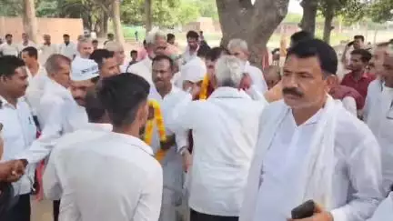 सोरांव: टिकरी आवास योजना के जबरन भूमि अधिग्रहण के खिलाफ ग्रामीणों के समर्थन में उतरी आम आदमी पार्टी