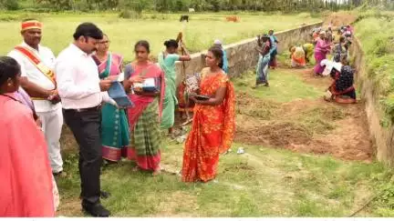 அரூர்: காடையாம்பட்டியில் MGNREGA திட்டத்தில் நடைபெறும் பணிகளை மாவட்ட ஆட்சியர் ஆய்வு