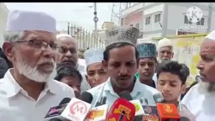 அரவக்குறிச்சி: பள்ளப்பட்டியில் நிலத்தடி நீர் மஞ்சள் நிறமாக வருவதாகவும் ஆணையரிடம் பொதுமக்கள் கோரிக்கை மனு