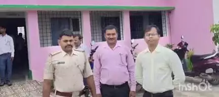 बाराहाट: विधानसभा चुनाव को लेकर बीडीओ ने सबलपुर एवं पंजवारा हाई स्कूल स्थित बूथ का किया निरीक्षण।
