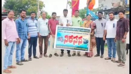 వలిగొండ: ఫోటోగ్రాఫర్లపై జరిగిన దాడిని ఖండిస్తూ తుర్కపల్లి మండల కేంద్రంలో ఫోటోగ్రాఫర్స్ అసోసియేషన్ ఆధ్వర్యంలో నిరసన