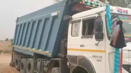 पीपलू: एसआईटी टीम ने बिसालु सड़क पर अवैध बजरी से भरे डंपर व ट्रैक्टर ट्राली मालिक से वसूला जुर्माना