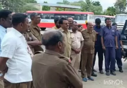 ಶ್ರೀನಿವಾಸಪುರ: ಶ್ರೀನಿವಾಸಪುರದ
KSRTC ಡಿಪೋ ಆವರಣದಲ್ಲಿ ಅಧಿಕಾರಿ ಸಿಬ್ಬಂದಿಗಳಿಗೆ ಕೋಲಾರ ಜಿಲ್ಲಾ ಪೊಲೀಸ್ ವತಿಯಿಂದ ರಸ್ತೆ ಸುರಕ್ಷತೆ  ಅರಿವು
