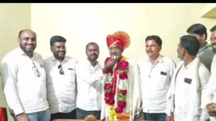 चाकूर: नवनिर्वाचित नगराध्यक्ष करीम गुळवे नगरपंचायतीत नगरसेवकांच्या वतीने सत्कार