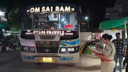 बहोरीबंद: बाकल थाना प्रभारी ने यात्री बस रोककर की जांच, यातायात नियमों का पालन करने के निर्देश दिए