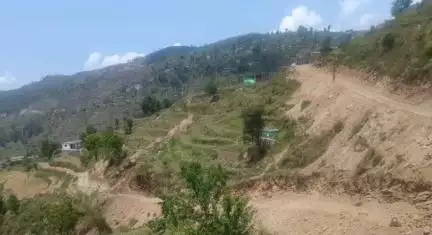 बाराकोट:सरकार ने नहीं ली सुध दियारतोली के ग्रामीणों ने स्वयं के संसाधन एवं श्रमदान से शुरू किया सड़क निर्माण कार्य।