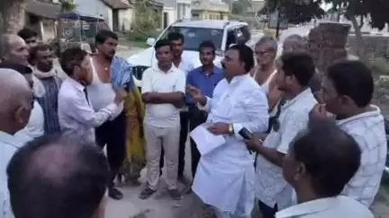 बेलसंड: बेलसंड में जनता दल यूनाइटेड के पूर्व जिलाध्यक्ष ने लोगों से मुलाकात कर उनकी समस्याएं सुनीं