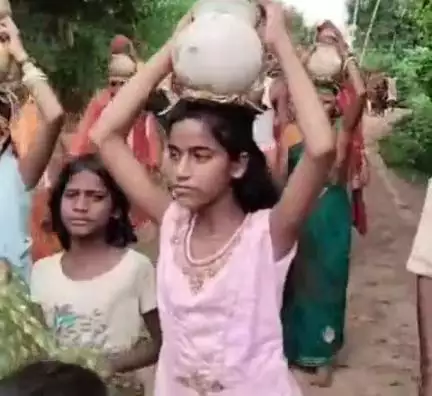 टेटिया बम्बर: भंडार सरपंच टोला में नवनिर्मित बजरंगबली मंदिर की प्राण प्रतिष्ठा से पहले 51 कन्याओं ने निकाली कलश शोभा यात्रा