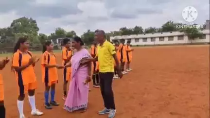 अभिराम उच्च विद्यालय पोगड़ा रांगामाटी मैदान में महिला फुटबॉल मैच का हुआ आयोजन