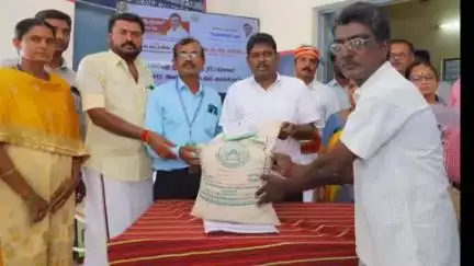 காங்கேயம்: கீரனூர் ஊராட்சியில் உழவரைத் தேடி வேளாண்மை உழவர் நலத்துறை திட்டம் சார்பில் விவசாயிகளுக்கு நலத்திட்ட உதவிகளை கலெக்டர் வழங்கினார்