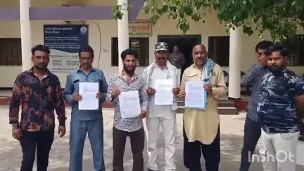 उन्हेल में ज़मीन विवाद में हत्या के मामले में कार्रवाई की मांग को लेकर कंट्रोल रूम में ज्ञापन