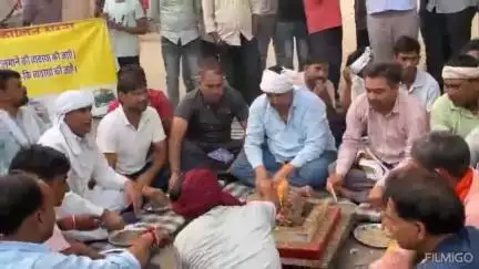 सुजानगढ़: सालासर में रेहड़ी मजदूरों ने प्रशासन की सद्बुद्धि के लिए किया हवन