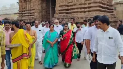 కడపలో ఒంటిమిట్ట కోదండ రామాలయంలో టిడిపి నేతలతో కలిసి కోదండ రాముడు దర్శించుకుని పూజలు నిర్వహించిన ఎమ్మెల్యే పరిటాల సునీత
