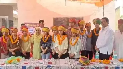 तारानगर: तारानगर के गाजूवास की टॉपर छात्रा हंसिका का मुख्य ब्लॉक शिक्षा अधिकारी शर्मा के सानिध्य में स्वागत एवं अभिनंदन