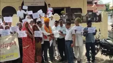गंगधार: पगारिया में राष्ट्रीय किसान संगठन ने किसानों को फसलों का बीमा दिलवाए जाने की मांग को लेकर सौंपा ज्ञापन
#jansamasya