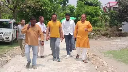 डोईवाला: डोईवाला नगर पालिका अध्यक्ष नरेंद्र सिंह नेगी ने मिस्रवाला कला में निर्माणाधीन इंटरलॉकिंग सड़क कार्यों का किया निरीक्षण