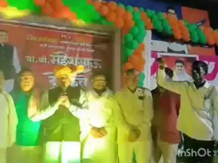 जिवती: जिवती येथील सुधीर भाऊ मुनगंटीवार सेवा केंद्र या ठिकाणी महेश देवकतेत मार्गदर्शन करताना