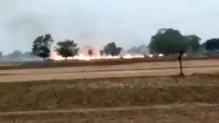 नरवर: नरवर के ग्राम पंचायत रामनगर गधाई में अज्ञात कारणों से आग लगी, कोई जनहानि नहीं