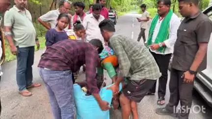 అశ్వారావుపేట: జగన్నాధపురం అటవీ ప్రాంతంలో రోడ్డు ప్రమాదంలో గాయపడిన వ్యక్తిని తన వాహనంలో ఆసుపత్రికి తరలించిన ఎమ్మెల్యే జారె ఆదినారాయణ