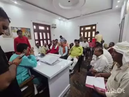 मेहदावल: कर्मा कला आवास पर विधायक अनिल कुमार त्रिपाठी ने जनता दरबार लगाकर ग्रामीणों की सुनीं समस्याएं