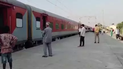 जखनिया: दुल्लहपुर स्टेशन पर सिर कटी लाश से मचा हड़कंप, 6 घंटे बाद मृतक की पहचान चमरूचक गांव निवासी विजय यादव के रूप में हुई