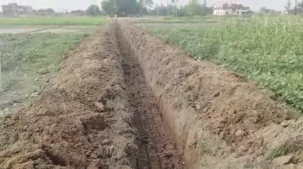 जखनिया: चकमलूक गांव के सोनहरा माइनर की खुदाई के लिए 4 दशक बाद चली जेसीबी, प्रशासनिक दृढ़ता और ग्रामीणों के संघर्ष ने दिलाई जीत