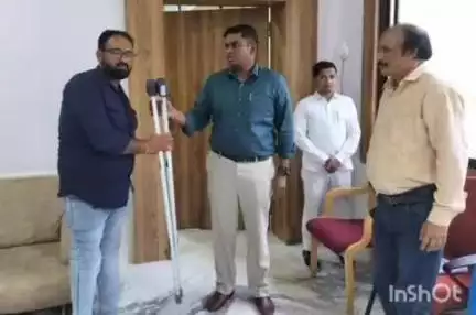 बकावंड: आड़ावाल के दिव्यांग सूचित पांडे को कलेक्टर ने बैसाखी प्रदान की, आवेदन पर त्वरित मिली सहायता