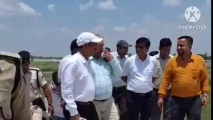 लौरिया: जिला पदाधिकारी ने बीस हेक्टेयर में चौदह पोखरों के निर्माण कार्य का किया औचक निरीक्षण
