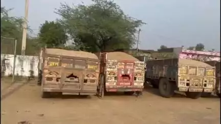 कोटड़ी: बड़लियास पुलिस ने अवैध बजरी खनन पर की कार्रवाई, 6 ट्रैक्टर-ट्रॉली किए ज़ब्त