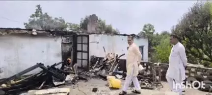बल्दवाड़ा: कोट पंचायत में चार कमरों का स्लेटपोस मकान राख में तब्दील, विधायक ने किया निरीक्षण