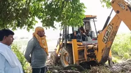 ताखा: श्रावस्ती मॉडल के तहत ताखा की पुरेला और बकौली में जमीन को कराया गया कब्जा मुक्त