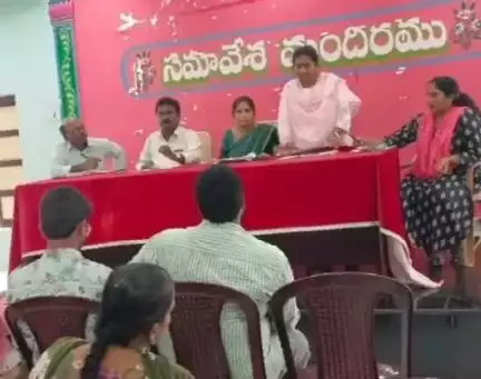 సంతనూతలపాడు: మండల స్థాయి అధికారులతో సమావేశం నిర్వహించిన సంతనూతలపాడు ఎంపీడీవో సురేష్ బాబు