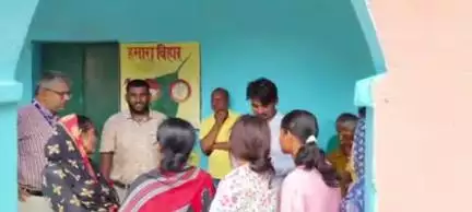 ठाकुरगंज: ठाकुरगंज बीडीओ अहमर अब्दाली ने आयुष्मान कार्ड निर्माण शिविरों का दौरा किया, दिए कड़े निर्देश