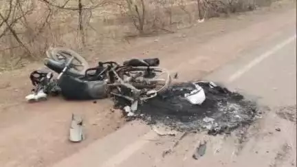 गुनौर: सुगरहा मोड़ के पास बोरिंग मशीन वाहन से टक्कर, बाइक में लगी आग, बाइक सवार गंभीर घायल