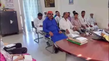 ढाका: सिकरहना अनुमंडल पदाधिकारी की अध्यक्षता में पीडीएस से जुड़े संघ के अध्यक्ष के साथ हुई बैठक