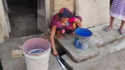 मदनपुर: बनिया पंचायत के वार्ड-14 में नाली से पानी पीने को मजबूर लोग, जिम्मेदार बेख़बर #jansamasya