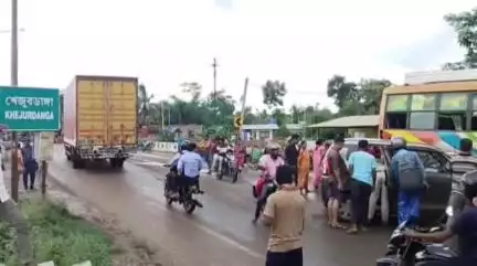 চন্দ্রকোনা ২: যাত্রীবাহী বাসের সাথে প্রাইভেট কারের মুখোমুখি সংঘর্ষ, ঘটনায় আশঙ্কাজনক অবস্থায় আহত প্রাইভেটকারে থাকা ৩ যাত্রী