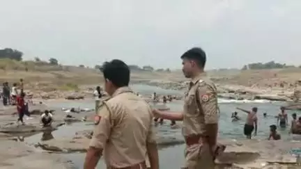 बारा: सोढ़िया स्थित टोंस नदी पटपर पर सुरक्षा के लिए कौंधियारा पुलिस ने सैलानियों को गहरे पानी में ना जाने की दी सख्त हिदायत