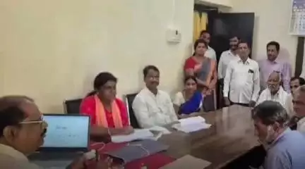 సదాశివనగర్: సదాశినగర్ తహసిల్దార్ కార్యాలయంలో రేషన్ డీలర్లతో సమావేశం నిర్వహించిన : సదాశివనగర్ తహసిల్దార్ గంగాసాగర్