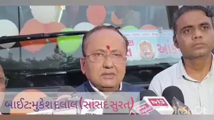 અડાજણ: સુરતના અડાજણમાં સાંસદ મુકેશ દલાલે સુરતથી આકોલવાડીની વોલ્વો બસને લીલી ઝંડી