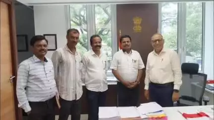 मेहकर: मतदार संघातील शेत रस्ते करण्यासाठी म.गांधी रोजगार हमी योजनेच्या सचिवांकडे आ.सिद्धार्थ खरात यांनी केली निधीची मागणी