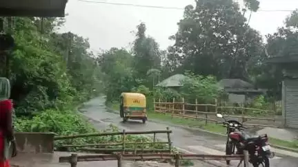 হাঁসখালি: সকাল থেকেই প্রাকৃতিক দুর্যোগে বিপর্যস্ত হাঁসখালীর বিভিন্ন অঞ্চলের জনজীবন